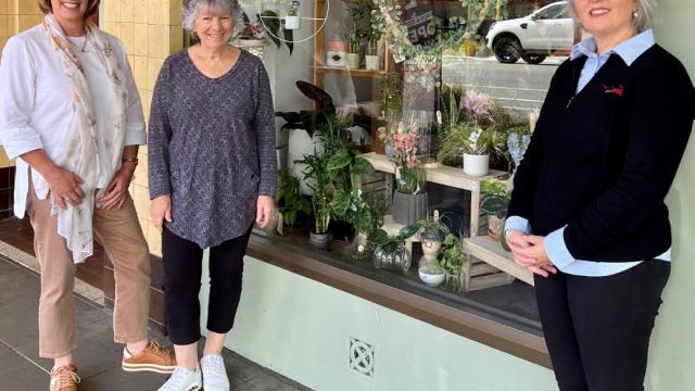 We’re Knot Crazy owner Betti Los, Ararat Rural City Council Mayor Jo Armstrong, and Maria Whitford (GABN) in support of the ‘Putting Local Business First’ campaign